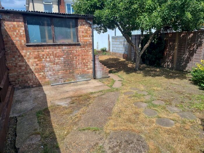 3 Bedroom Semi-Detached House To Rent In Hall Road, Isleworth, Greater London, TW7