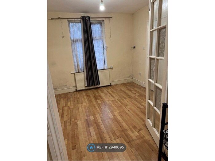 1 Bedroom Flat To Rent In Great South West Road, Hounslow, TW4