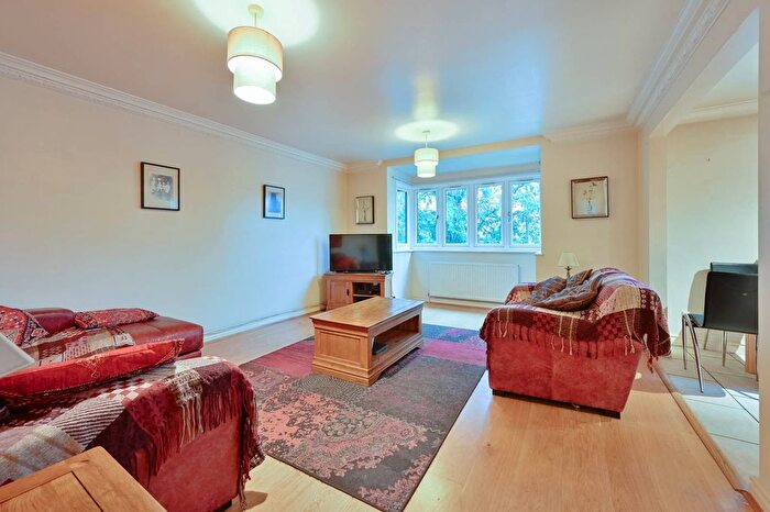 3 Bedroom Flat For Sale In The Hollies, Watford, WD18