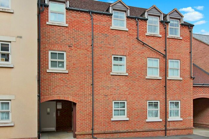 2 Bedroom Flat To Rent In Broka Court, Pine Street, Aylesbury, Buckinghamshire, HP19