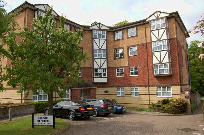 2 Bedroom Flat To Rent In Queens Court, Kings Chase, Luton, LU2