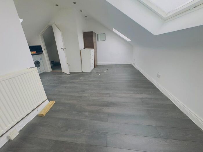Studio To Rent In High Road, Ilford, IG1