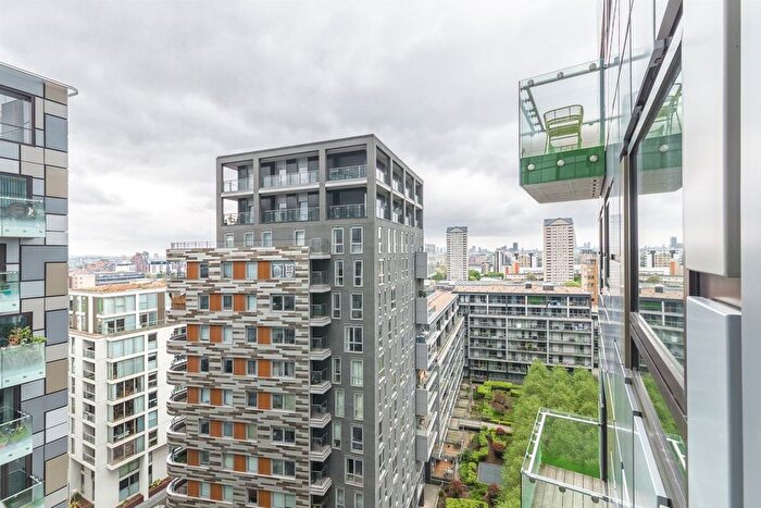 3 Bedroom Flat For Sale In Duckman Tower, Lincoln Plaza, London, E14