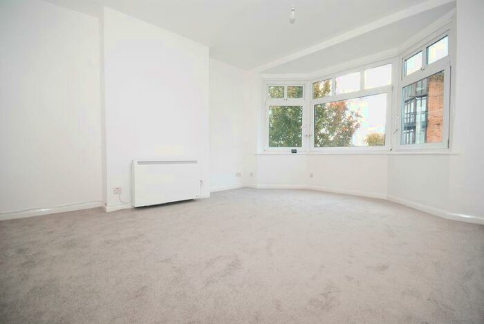 2 Bedroom Flat To Rent In Leigh Road, Leigh-On-Sea, SS9