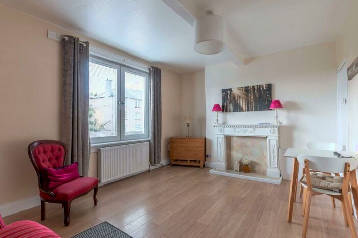 2 Bedroom Flat To Rent In Prestonfield Avenue Prestonfield, EH16