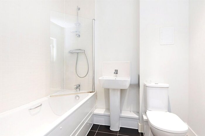 2 Bedroom Flat To Rent In Fisher Close, Rotherhithe, London, SE16