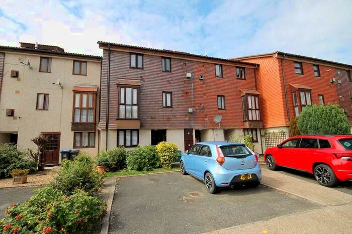 1 Bedroom Flat To Rent In Buttermere Close, Morden, SM4