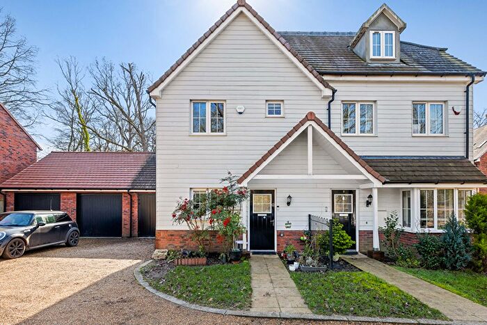 3 Bedroom Semi Detached House For Sale In Ref: El - Watersfield Raod, Crawley, RH10