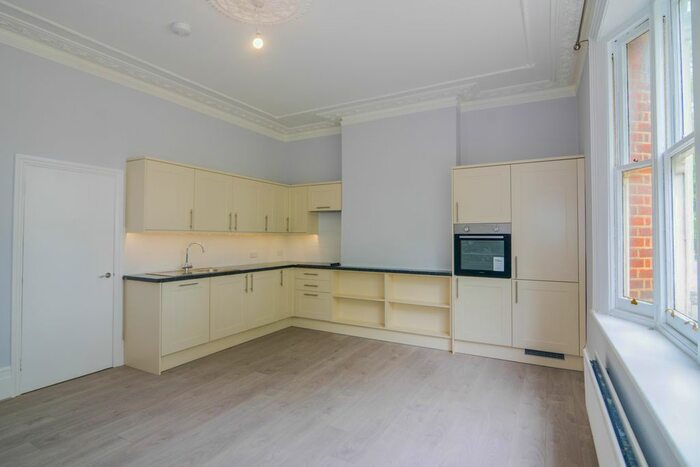 2 Bedroom Flat To Rent In Rocks Lane, London, Uk, SW13