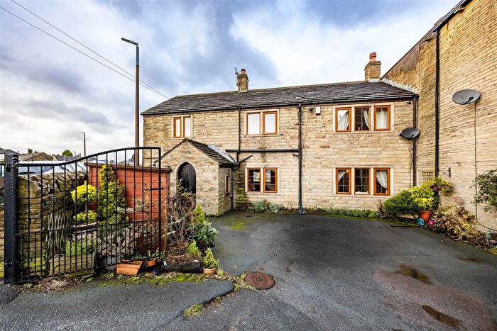 4 Bedroom Detached House For Sale In Law Lane, Halifax, HX3
