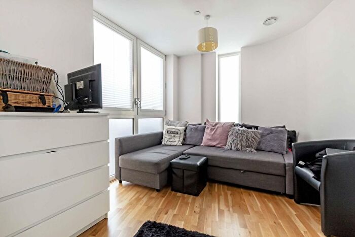 1 Bedroom Flat To Rent In Baltic Avenue, Brentford, TW8