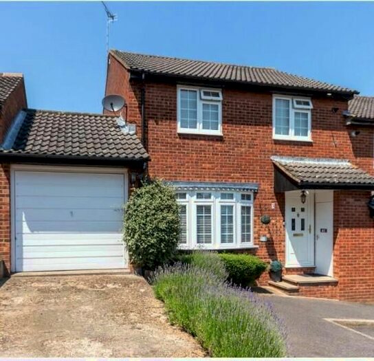 3 Bedroom Semi-Detached House For Sale In High View, Markyate, St. Albans, AL3