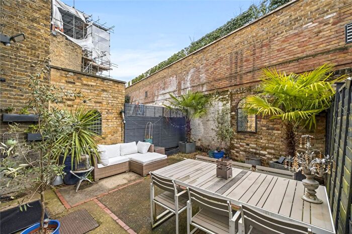 2 Bedroom Flat For Sale In Heyford Avenue, London, SW8