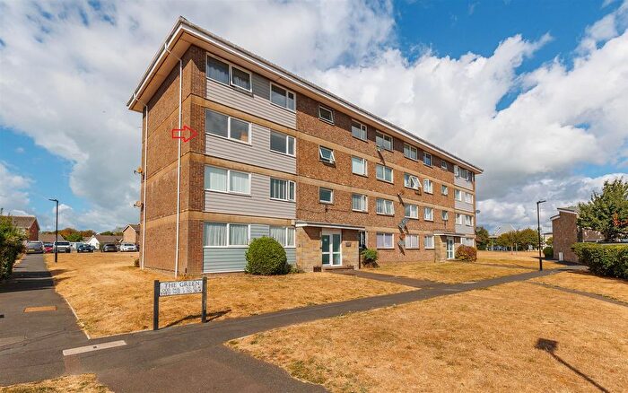 2 Bedroom Flat For Sale In The Green, Cowes, PO31
