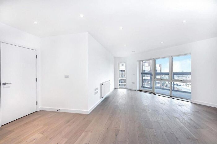 3 Bedroom Flat To Rent In Burnell Building, Cricklewood, NW2