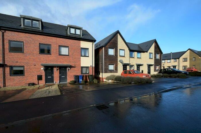 3 Bedroom Town House To Rent In Oak Road, Thurnscoe, S63