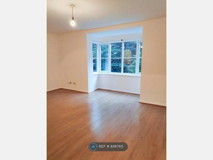 Studio To Rent In Snowdon Drive, London, NW9