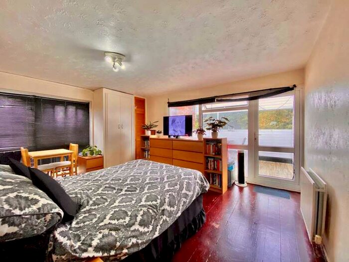 Apartment To Rent In Avalon Close, Enfield EN2