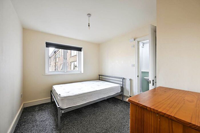 3 Bedroom Flat To Rent In Robinson Road London, Colliers Wood, London, SW17