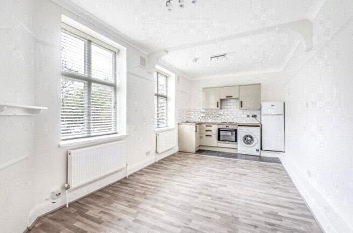 1 Bedroom Apartment To Rent In Oakfield Court, Finsbury Park, London, N8