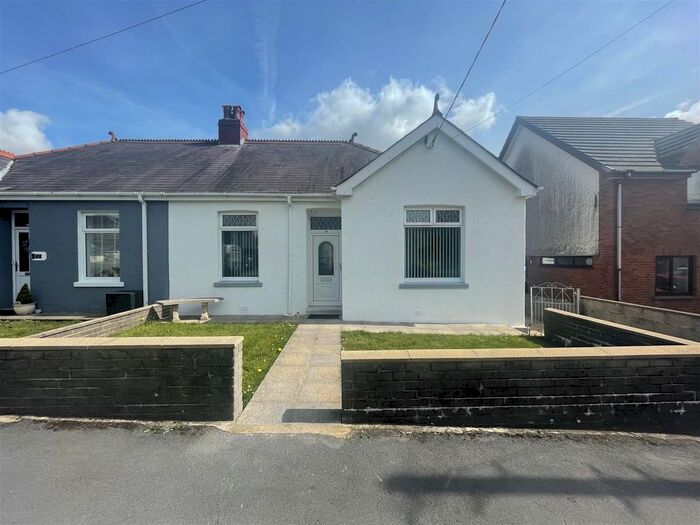 3 Bedroom Semi-Detached Bungalow To Rent In Singleton Road, Upper Tumble, Llanelli, SA14