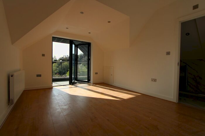 Studio To Rent In Julien Road, Coulsdon, CR5