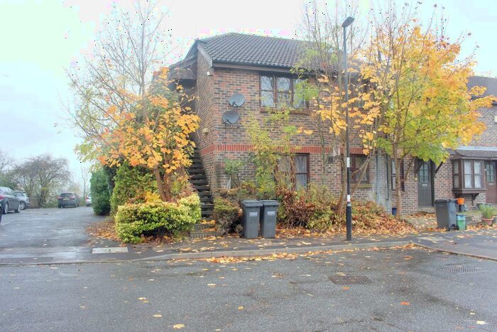 Studio To Rent In Chancellor Gardens, South Croydon, CR2