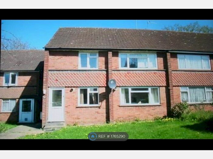 2 Bedroom Maisonette To Rent In Summit Close, Edgware, HA8