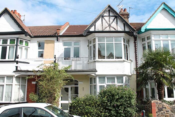 2 Bedroom Flat To Rent In Glenwood Ave, Westcliff, SS0