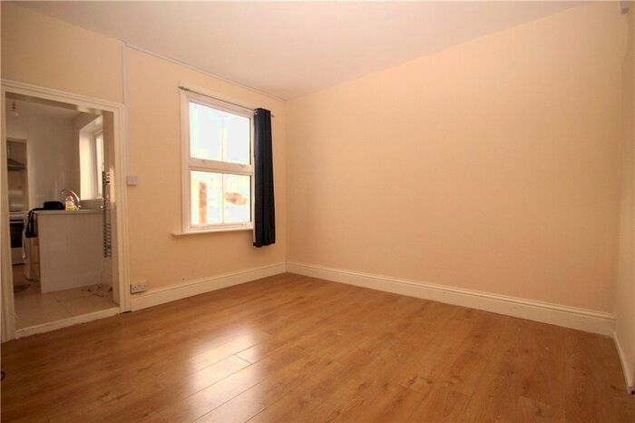 1 Bedroom Flat To Rent In Worplesdon Road, Guildford, Surrey, GU2