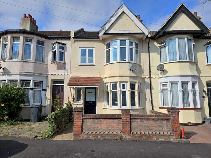 3 Bedroom Terraced House To Rent In Silverdale Avenue, Westcliff-On-Sea, SS0