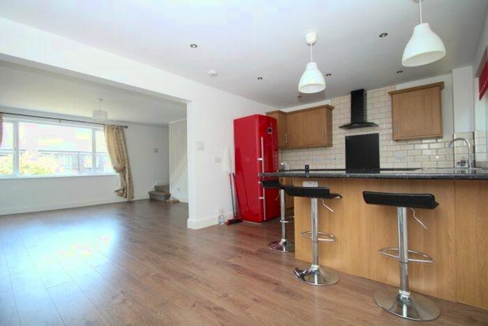 3 Bedroom Maisonette To Rent In Woodpecker Mount, Croydon, CR0