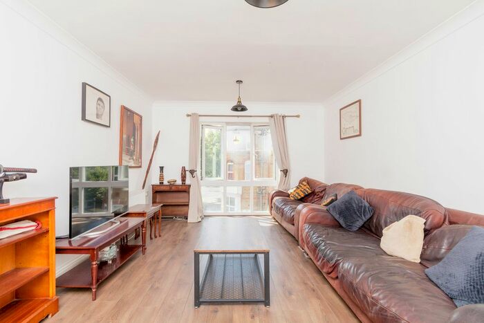 2 Bedroom Flat To Rent In Fairways Court, Gravesend, Kent, DA12