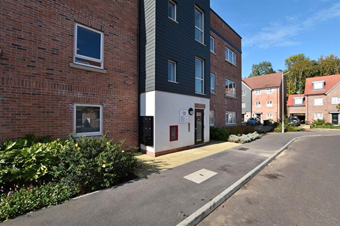 1 Bedroom Flat To Rent In Montagu Crescent, Redhill, RH1