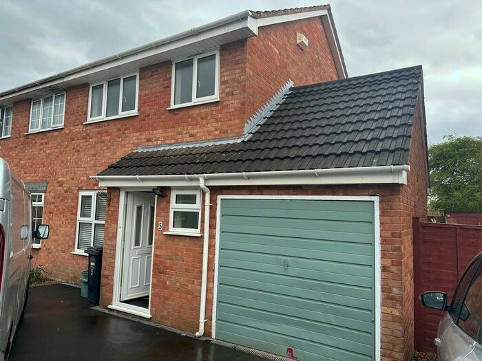 3 Bedroom Semi-Detached House To Rent In Tudor Road, BS22