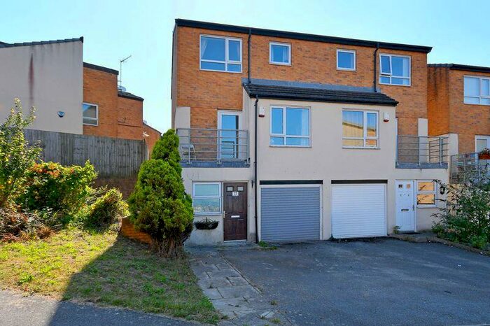 4 Bedroom Town House To Rent In Kenninghall View, Sheffield, S2