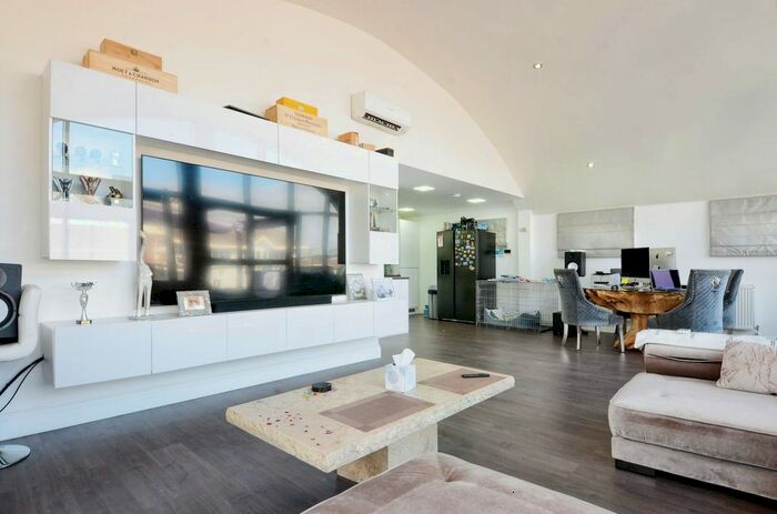 2 Bedroom Flat To Rent In King Street, Watford, Hertfordshire, WD18