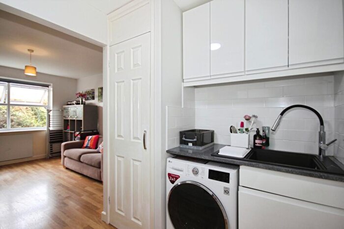 1 Bedroom Flat For Sale In Landor Road, Warwick, Warwickshire, CV34