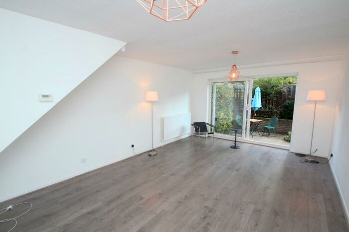 3 Bedroom Town House To Rent In Bardsley Close, Croydon, CR0