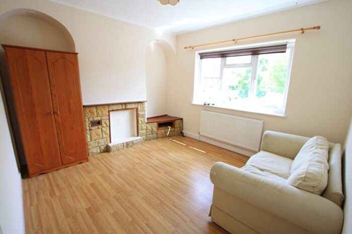 3 Bedroom Flat To Rent In Central Road, Morden, SM4