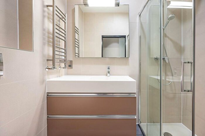 Studio To Rent In Brent Street, Hendon, London, NW4