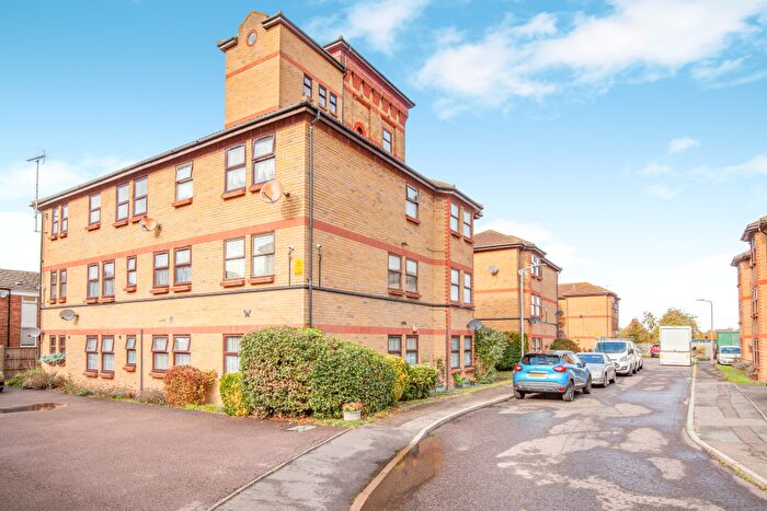 3 Bedroom Flat For Sale In The Woodlands, SS3