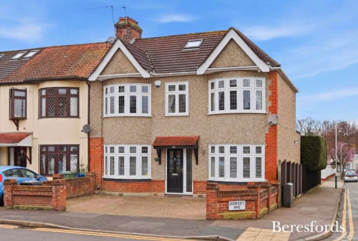 4 Bedroom End Of Terrace House For Sale In Dorset Avenue, Romford, RM1