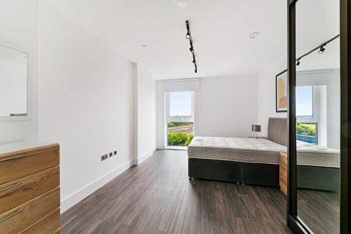 3 Bedroom Flat To Rent In Mitre Yard, North Kensington, London, NW10