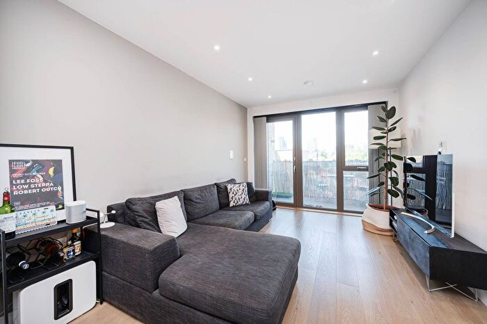 2 Bedroom Flat For Sale In Hemming Street, Bethnal Green, London, E1