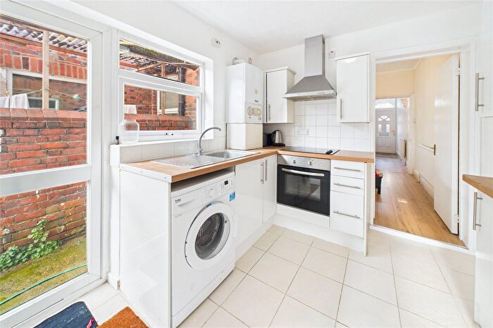 3 Bedroom Terraced House To Rent In Radstock Road, Reading, Berkshire, RG1