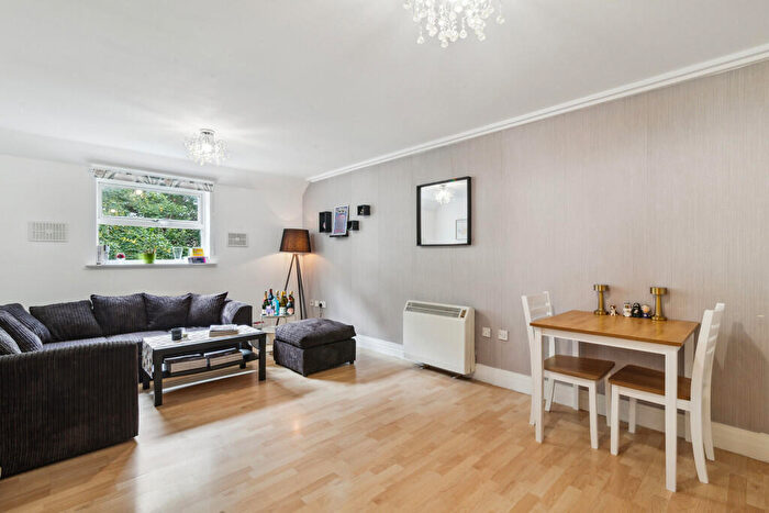 2 Bedroom Apartment For Sale In Wilshaw Close, London, NW4