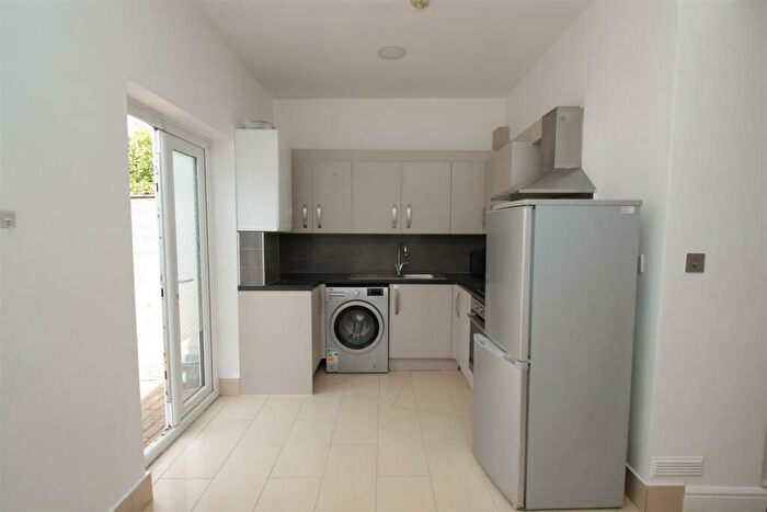 1 Bedroom Flat For Sale In North Circular Road, London, N13