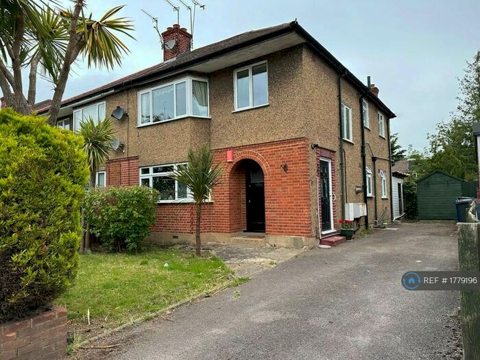3 Bedroom Flat To Rent In Windsor Road, Barnet, EN5