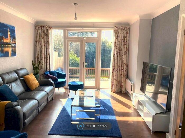 3 Bedroom Semi-Detached House To Rent In Kingsmere Park, London, NW9
